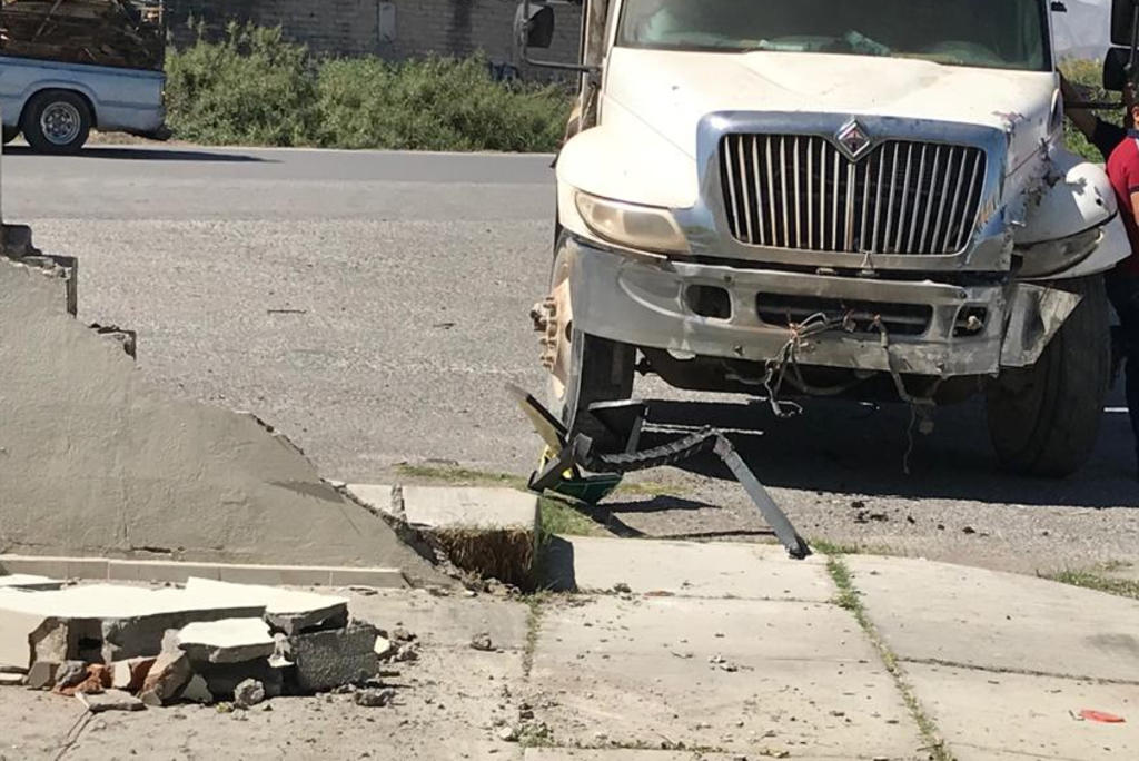 El vehículo oficial chocó contra la barda lateral de un domicilio ubicado en la zona Centro de la ciudad de Lerdo. (EL SIGLO DE TORREÓN)