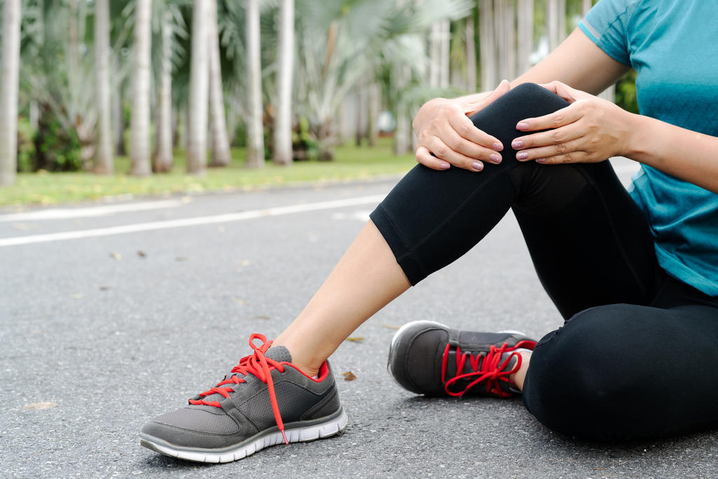 Las lesiones ortopédicas causadas por el deporte, como desgarres, esguinces de tobillo y fracturas por estrés, son más comunes en mujeres atletas que en hombres. (ARCHIVO) 