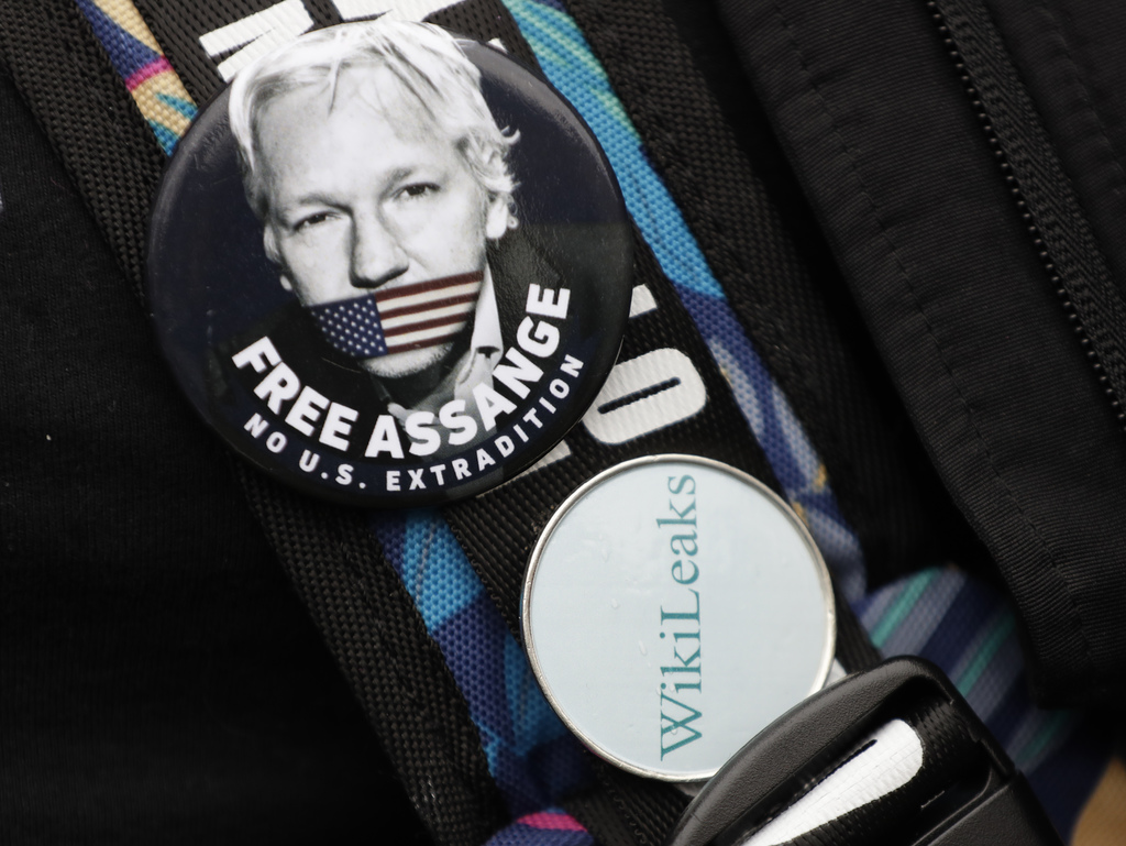 En 2017 el republicano Dana Rohrabacher visitó a Assange en la embajada ecuatoriana en Londres. (AP) 