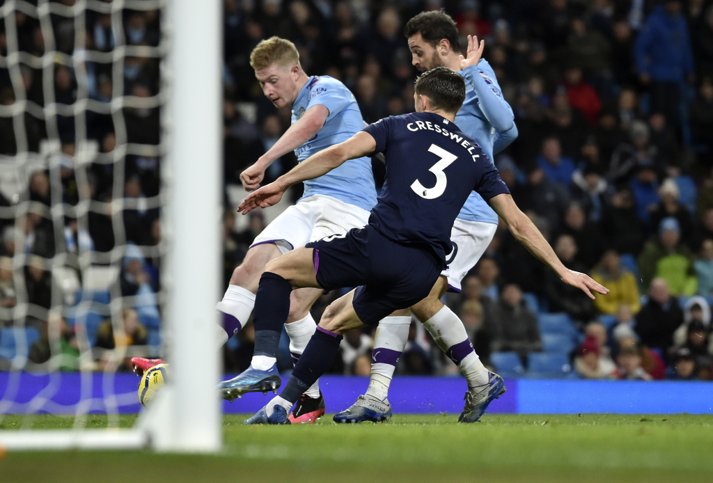 Kevin De Bruyne dispara para marcar el segundo tanto, en la victoria del Manchester City 2-0 sobre el West Ham. (AP)