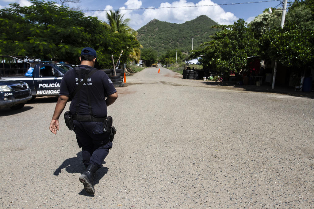 La Fiscalía del estado mexicano de Michoacán precisó este jueves que la cifra de cadáveres encontrados dentro de una fosa subió en las últimas horas de 10 a 24 cuerpos. (ARCHIVO)