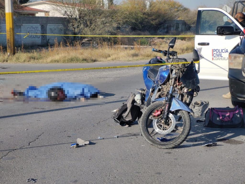 Motociclista pierde la vida en la carretera Santa Fe luego de impactarse contra una camioneta, en el accidente resultaron lesionados otro hombre y una menor de edad. (EL SIGLO DE TORREÓN)
