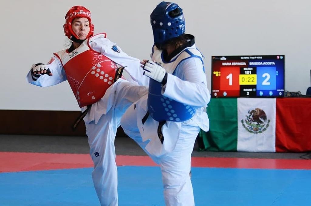 La multimedallita olímpica María Espinosa se llevó el primero combate frente a Briseida Acosta. (CORTESÍA)