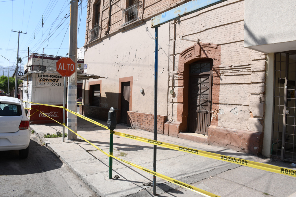 Se tuvo que colocar una cinta de precaución ante los daños registrados en el edificio de la calle Blanco y avenida Matamoros. (FERNANDO COMPEÁN)