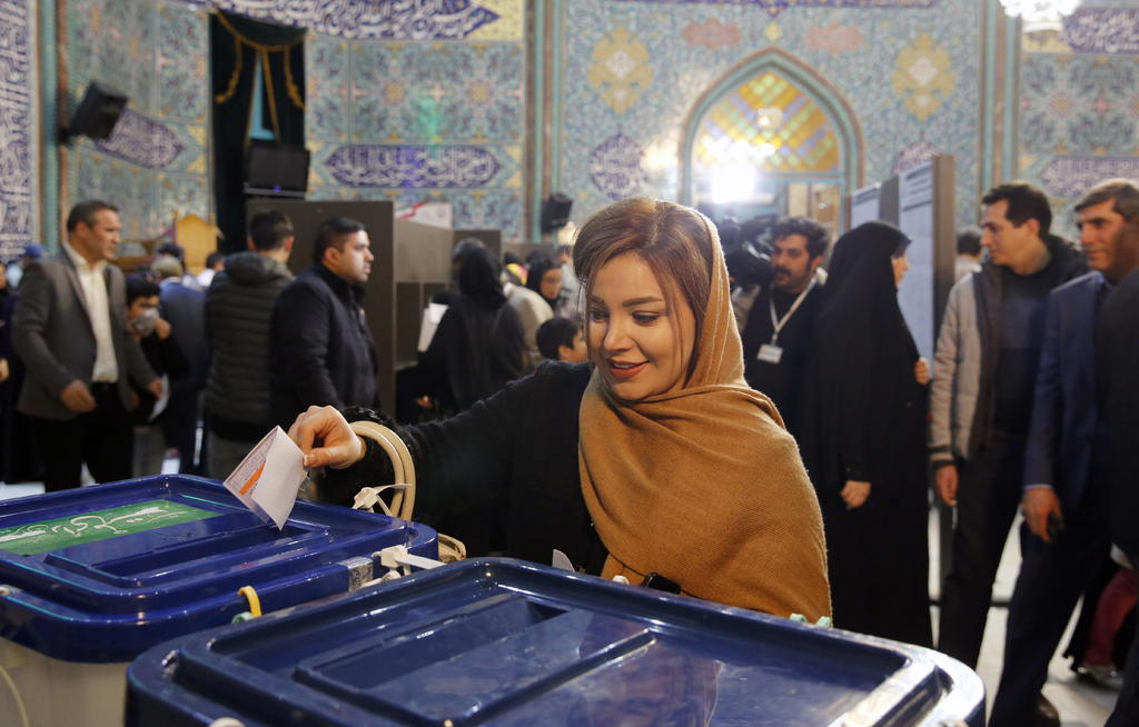 Los iraníes acudieron este viernes a las urnas para elegir un nuevo Parlamento, cuyo control es probable que logre el bloque conservador. (EFE) 