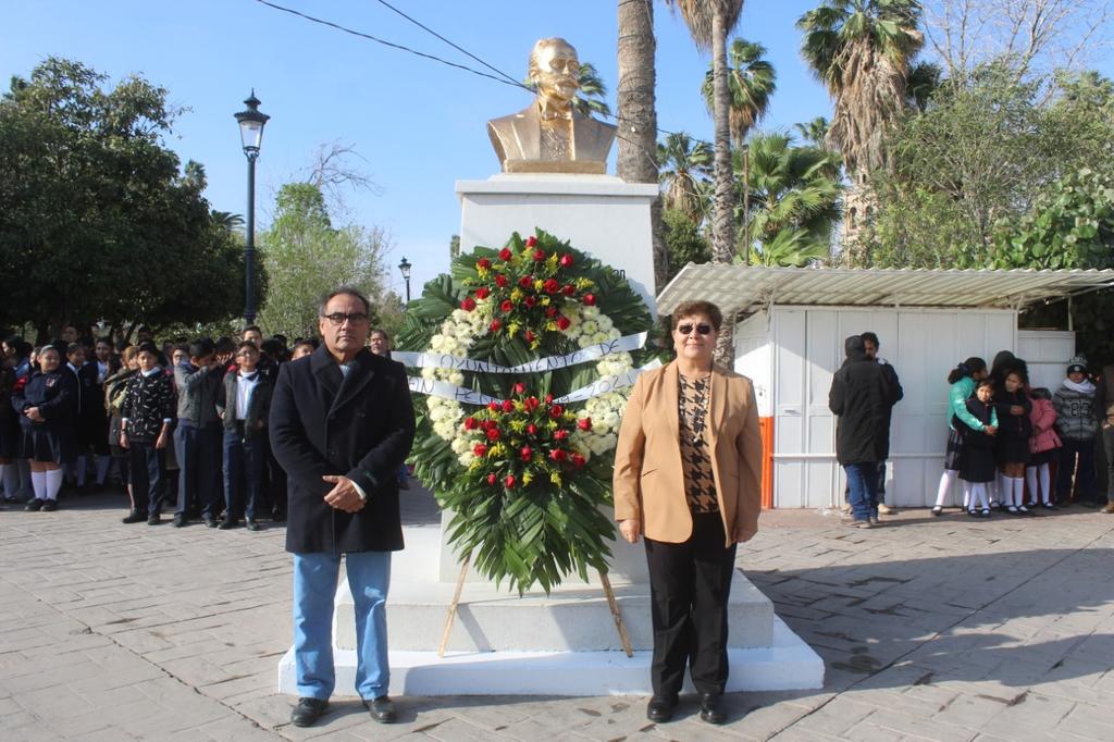 Grado Falcón y el síndico de mayoría Leonardo García colocaron una ofrenda floral ante el busto de Don Francisco I. Madero, donde rindieron una guardia de honor.
(EL SIGLO DE TORREÓN)