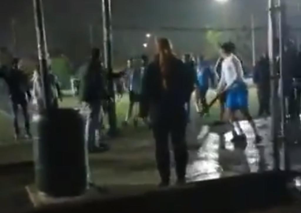 En el video se observa como un sujeto golpea fuertemente a otro en el suelo con un bate de beisbol en la cabeza, dejándolo tendido en el asfalto. (ESPECIAL)