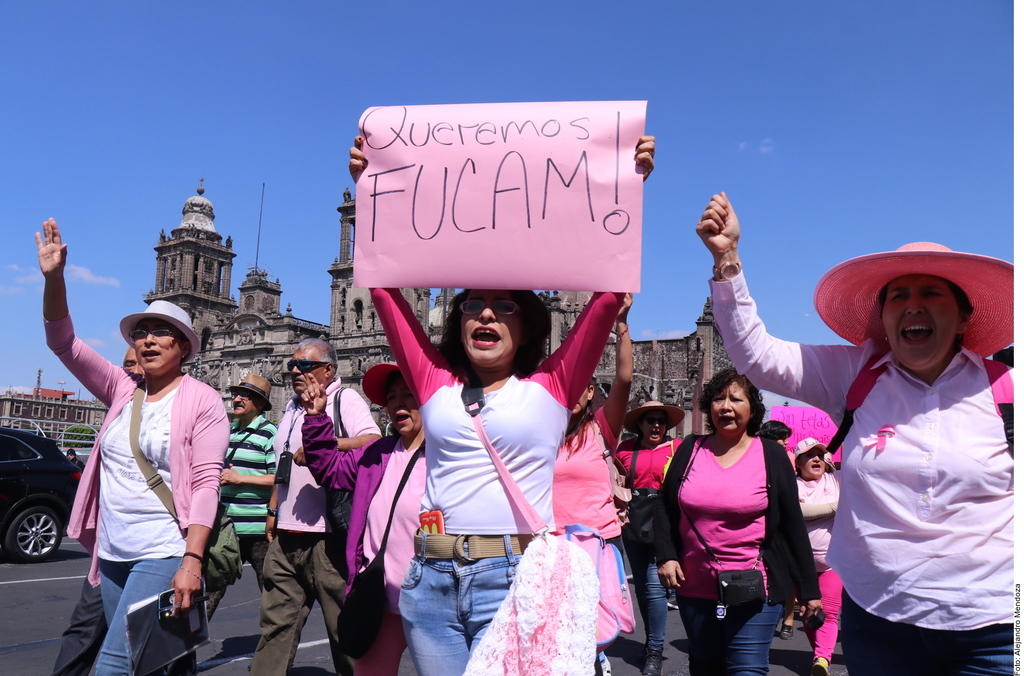 Mujeres protestaron fuera del Palacio Nacional.