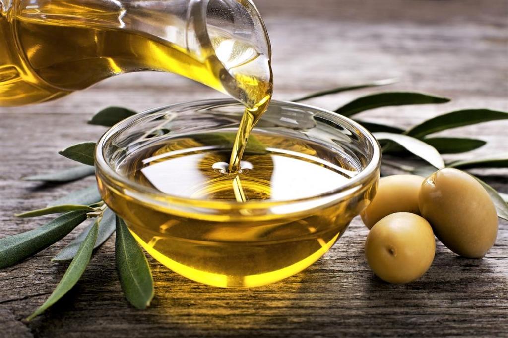 El estudio encontró que es la grasa en el aceite de oliva la que activa una vía en las células, encargadas de aumentar la vida útil y prevenir enfermedades. (ESPECIAL)