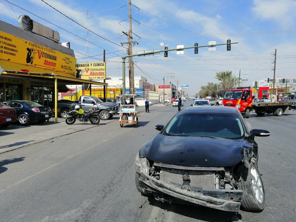 En el choque participaron un auto de la marca Nissan línea Altima en color negro y una camioneta de la marca Dodge Ram en color gris. (EL SIGLO DE TORREÓN)
