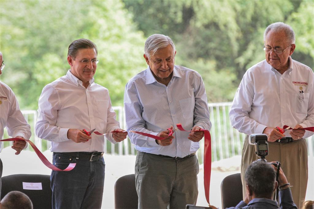 El presidente Andrés Manuel López Obrador puso en operación el Puente Sahuatenipa, que tuvo un costo de 31.2 millones de pesos, 'es un ejemplo de que sin corrupción se pueden hacer buenas obras a bajo costo', dijo. (NOTIMEX)
