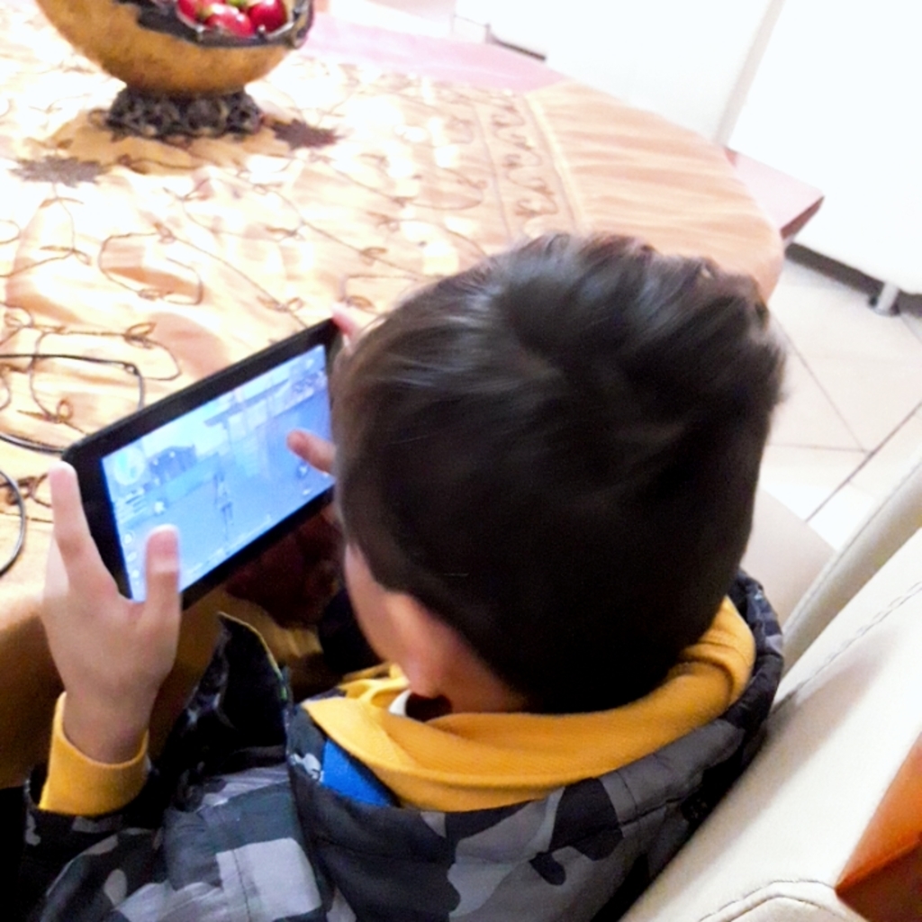 Hay que cuidar a los niños y evitar que los menores de siete años utilicen celulares o tabletas, con el fin de proteger su visión. (EL SIGLO DE TORREÓN)