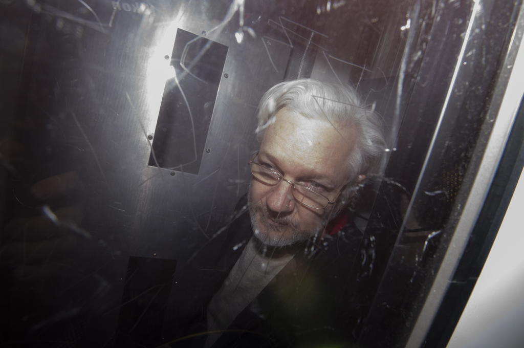 El gobierno de Estados Unidos y el fundador de WikiLeaks, Julian Assange, se enfrentarán el lunes en un tribunal de Londres, una década después de que el sitio en internet enfureciera a las autoridades estadounidenses por publicar documentos militares secretos. (ARCHIVO)