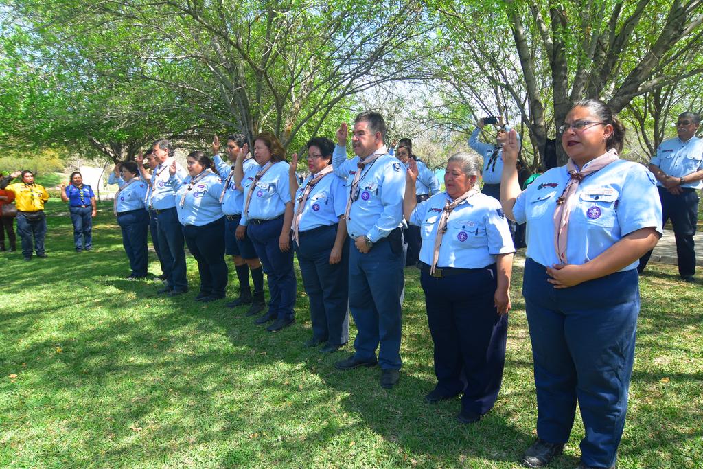 Los 10 adultos que obtuvieron su tercer madero refrendan ante la Asociación, reiterando la Promesa Scout. (EL SIGLO COAHUILA)