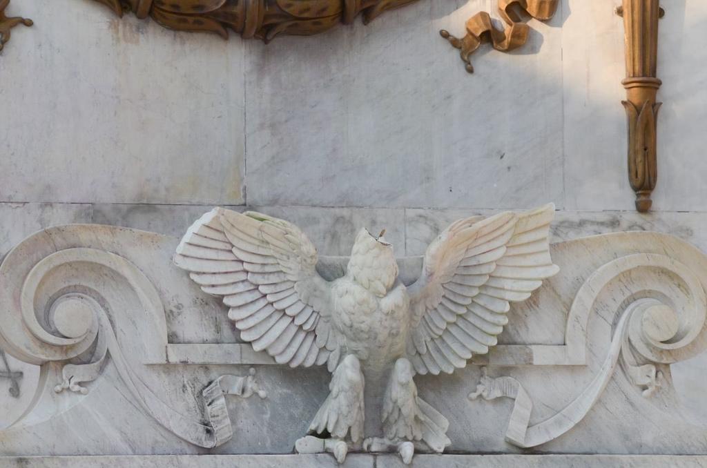 El águila ubicada en el centro del monumento fue decapitada. Se aprecian daños también en las alas. (ESPECIAL)