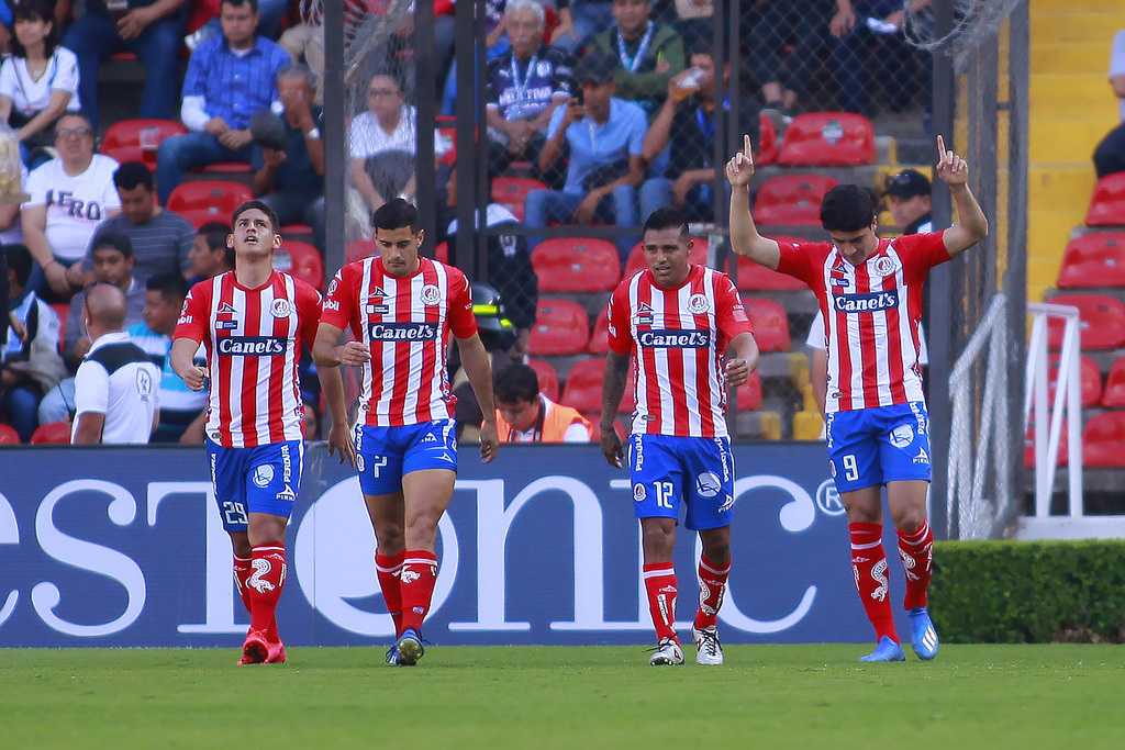 Nicolás Ibáñez (d) celebra tras marcar el único tanto del partido, en la victoria del San Luis en el Estadio Corregidora. (JAM MEDIA)