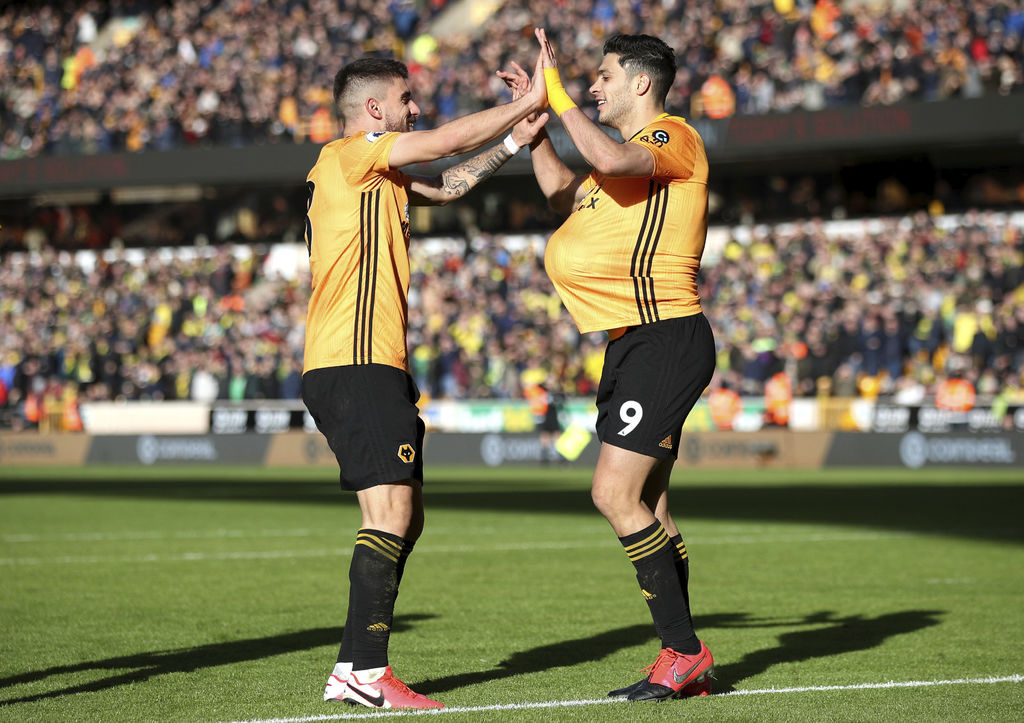 Raúl Jiménez (d) festeja tras marcar el tercer tanto del Wolverhampton en la victoria 3-0 sobre Norwich. (AP)