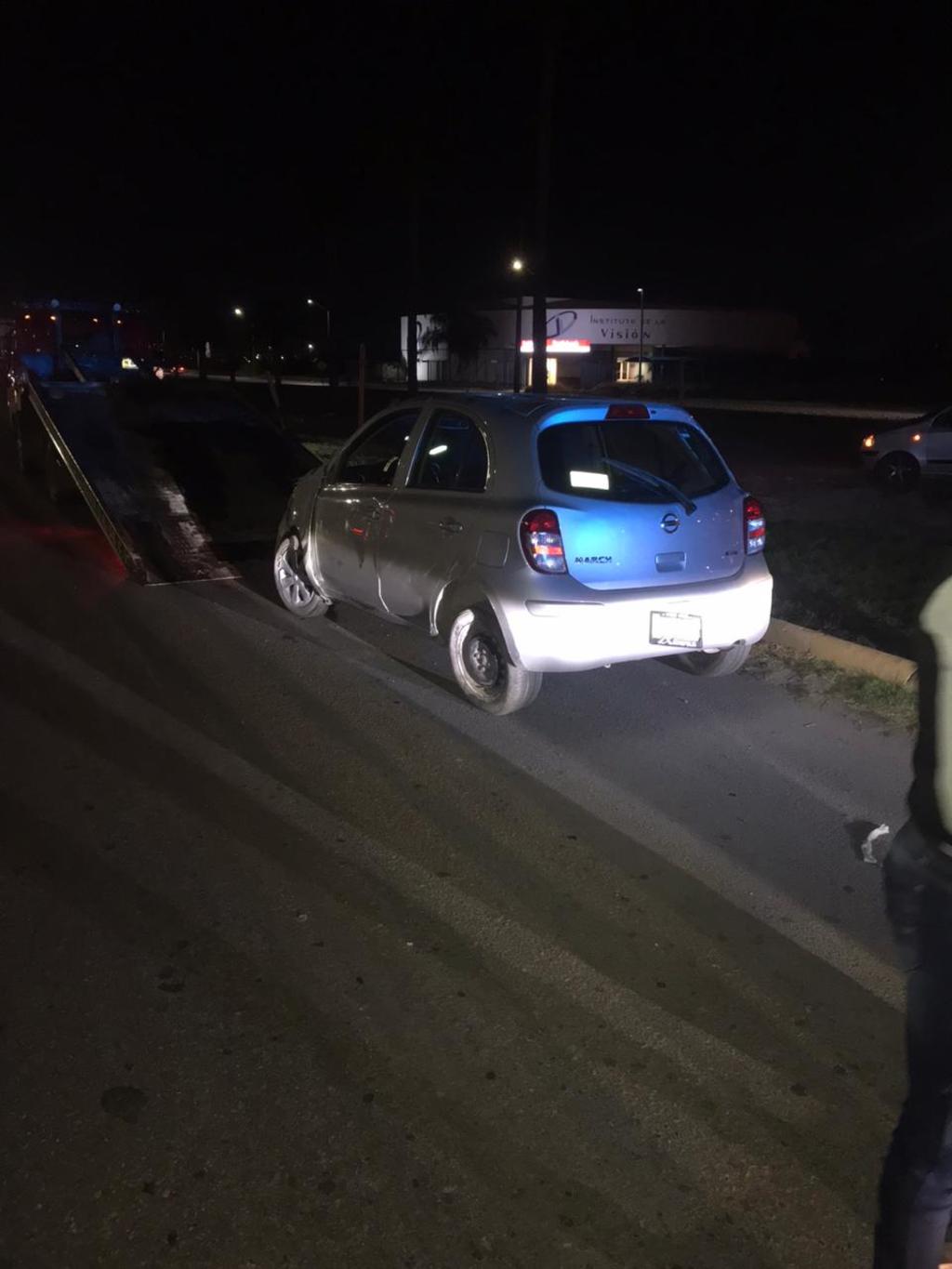 Joven conductor cae en canal del periférico de Torreón y vuelca; las autoridades no reportaron lesionados. (EL SIGLO DE TORREÓN)