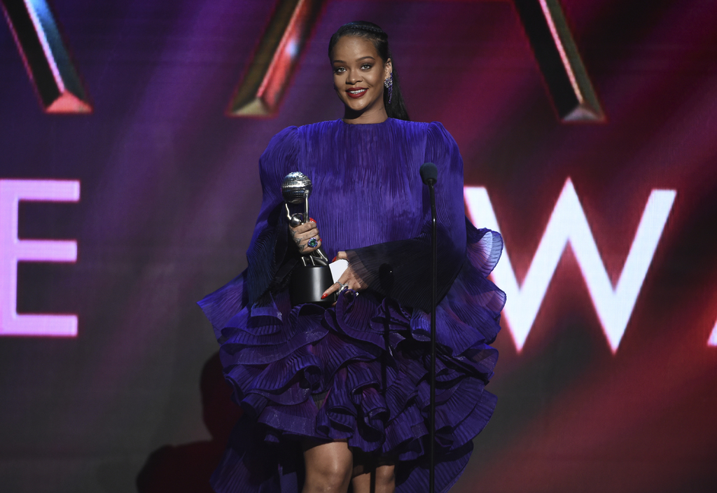 Reconocimiento. Rihanna recibió el premio por su innovadora carrera como artista y músico. (AP)