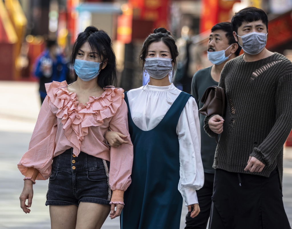 Las muertes por la epidemia en China se elevaron en las últimas 24 horas a 97 hasta alcanzar los 2,442 fallecidos. (EFE) 