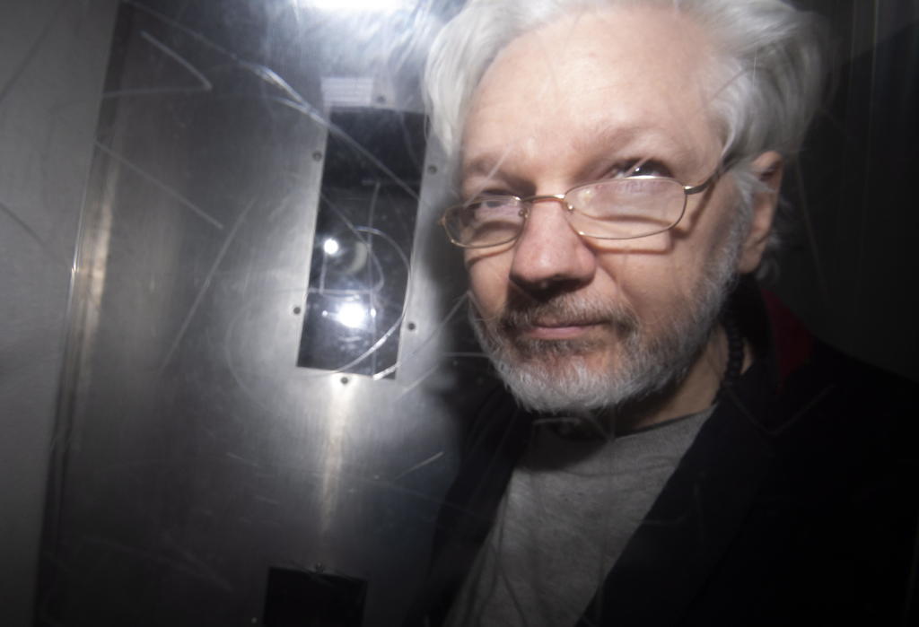 El fundador de WikiLeaks, Julian Assange, compareció este lunes ante la corte londinense de Woolwich al inicio de su proceso de extradición a Estados Unidos, que le reclama por dieciocho cargos de espionaje e intrusión informática por revelar información confidencial de ese país en 2010. (ARCHIVO)