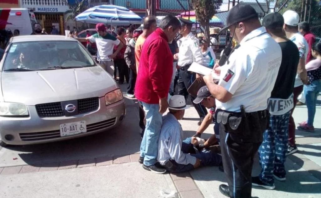 Este domingo cuatro personas fueron atropelladas al interior del Templo de San Juan Bosco, Aguascalientes, por un conductor, de 80 años de edad, que al pretender estacionar su vehículo pisó el acelerador. (ESPECIAL)