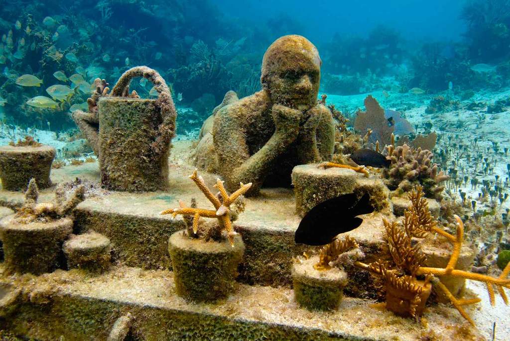 El museo subacuático de Cancún, MUSA, es uno de los mayores atractivos de la ciudad, ya que cuenta con más de 400 esculturas sumergidas que podrás visitar y nadar entre ellas. (ESPECIAL:musamexico.org)