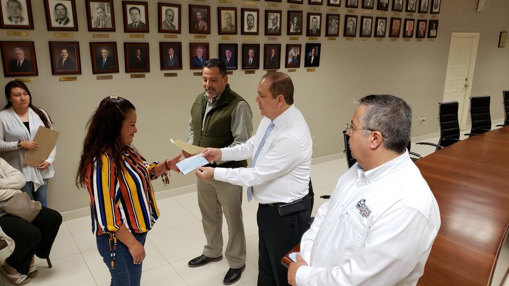 La entrega se realizó en la Sala de Cabildo del municipio de Piedras Negras, a los cinco beneficiarios del seguro. (EL SIGLO COAHUILA)