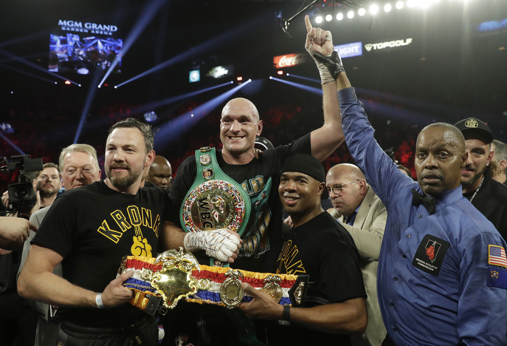 Tyson Fury se impuso el sábado a Deontay Wilder para ganar el título completo del CMB. (AP)