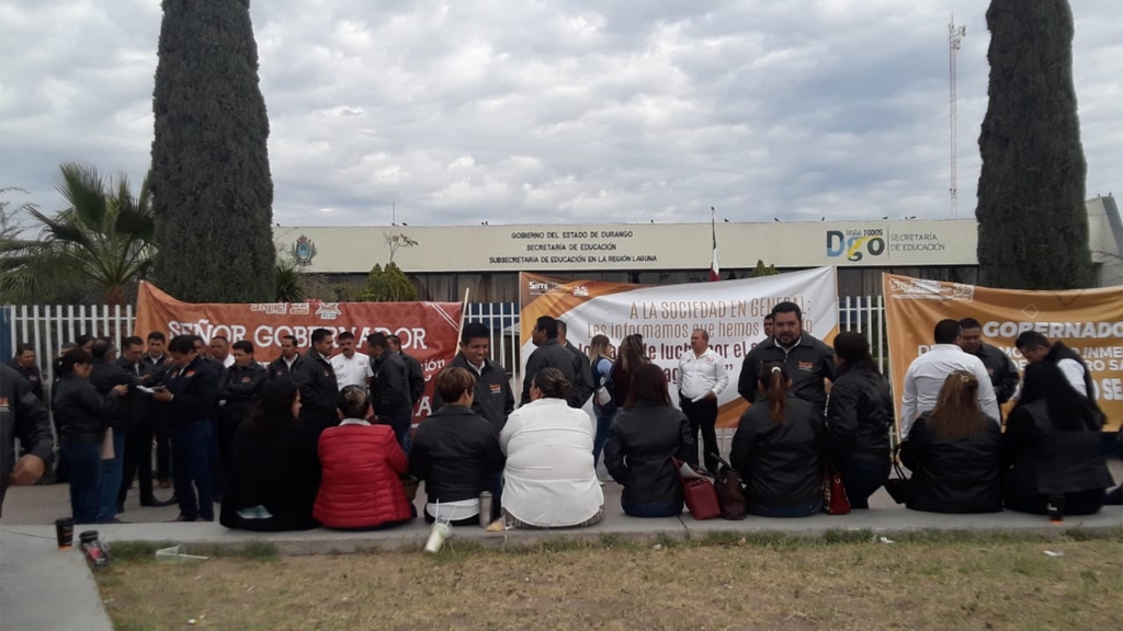 Un gran número de agremiados a la sección 35 del SNTE se manifestó en la Subsecretaría con sede en Gómez Palacio. (EL SIGLO DE TORREÓN/ANGÉLICA SANDOVAL)