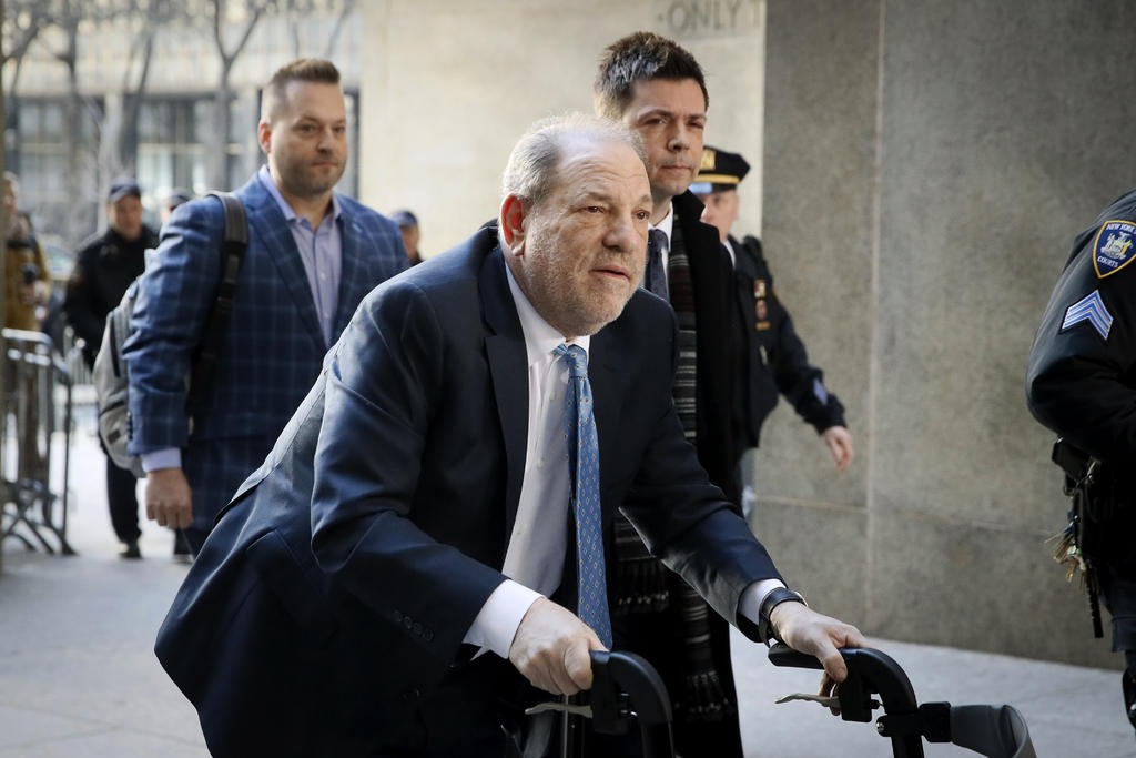 Aspecto. Durante el juicio, Weinstein con regularidad entró caminando fatigosamente al juzgado jorobado y sin afeitar, usando una andadera tras su reciente cirugía de la columna.