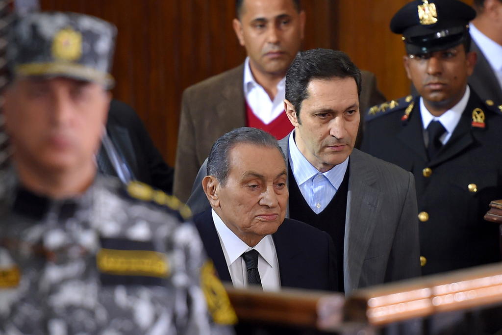Abogados de las víctimas de la represión en la época del presidente egipcio, Hosni Mubarak, fallecido hoy a los 91 años de edad en una cama de hospital. (EFE) 
