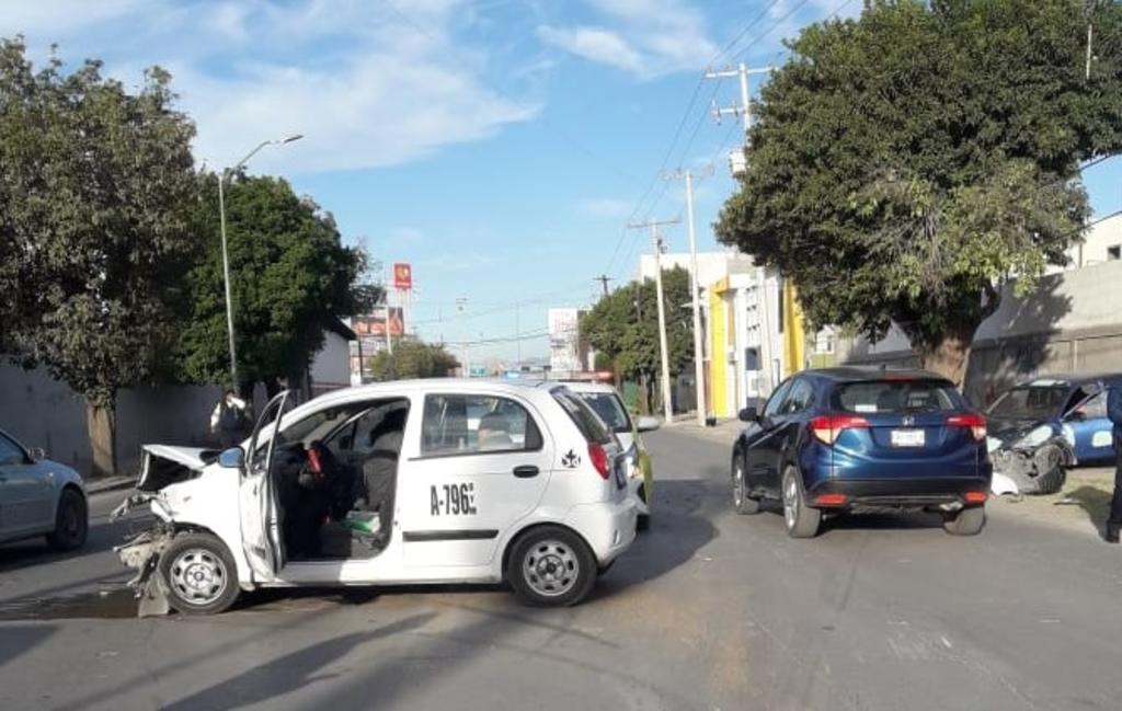 El accidente ocurrió en el cruce de la calzada Manuel Ávila Camacho y calle Río Nazas del fraccionamiento Navarro de Torreón. (EL SIGLO DE TORREÓN)