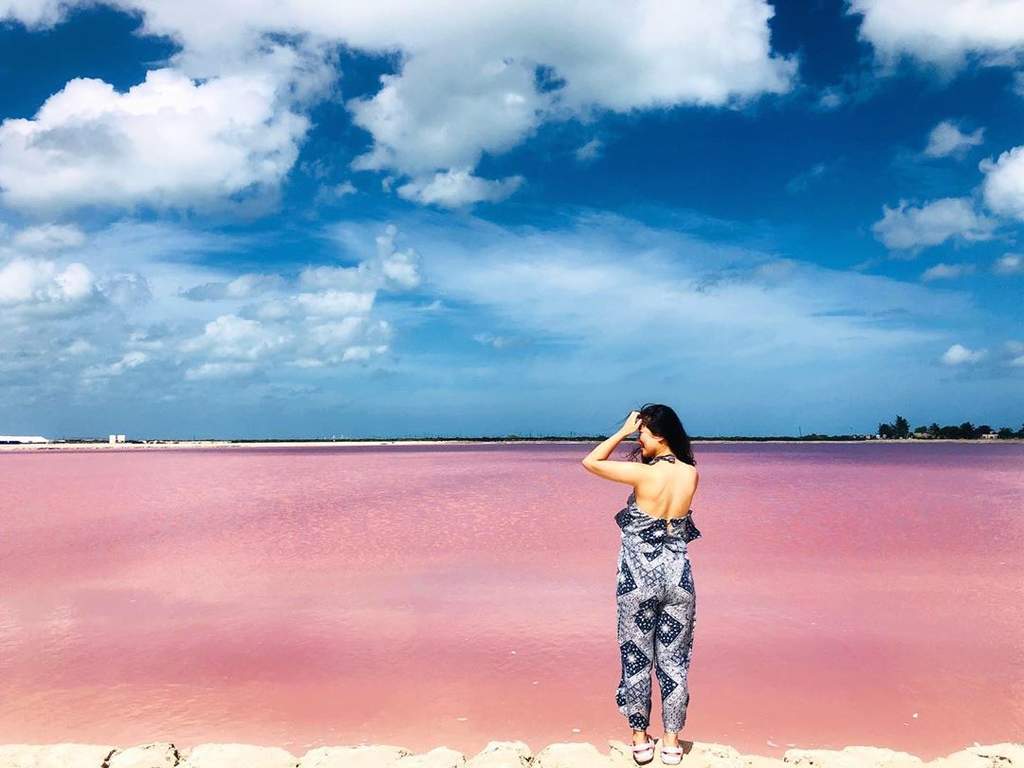 La laguna rosa que se encuentra en Las Coloradas, al norte de Yucatán, es una de las creaciones de la naturaleza considerada tanto excéntrica como hermosa, debido a la particularidad de su color 100% natural. (Instagram, especial)