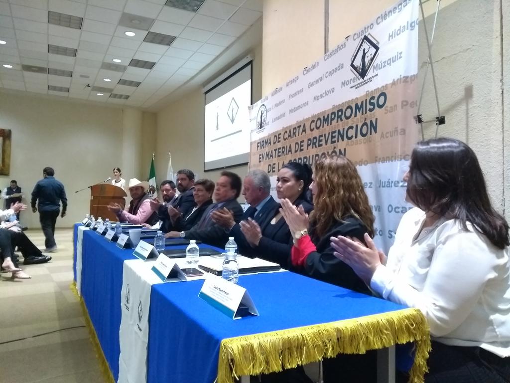 Alcaldesas y alcaldes de la Comarca Lagunera de Coahuila llevaron a cabo este martes la firma del convenio para la prevención de la corrupción. (ROBERTO ITURRIAGA)