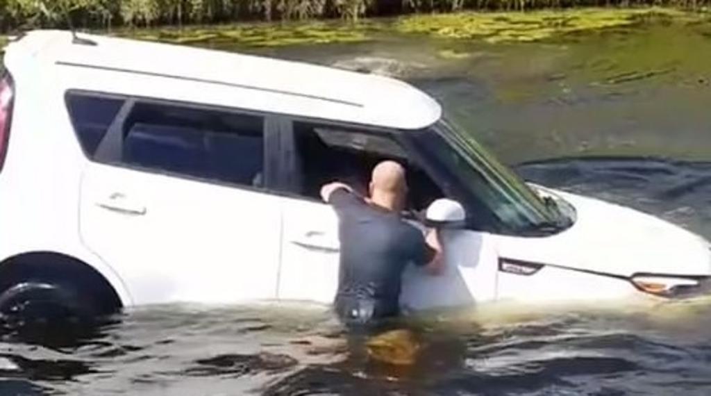 Hombre salva a una mujer de morir ahogada al sacarla de su camioneta que se hundía