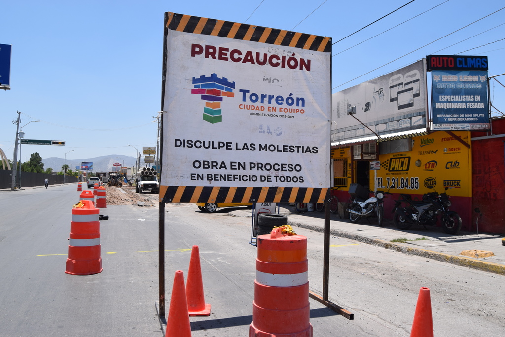 El director de Obras Públicas, Tomás Galván, señaló a los empresarios del CLIP que se han desarrollado 377 obras en Torreón. (EL SIGLO DE TORREÓN)