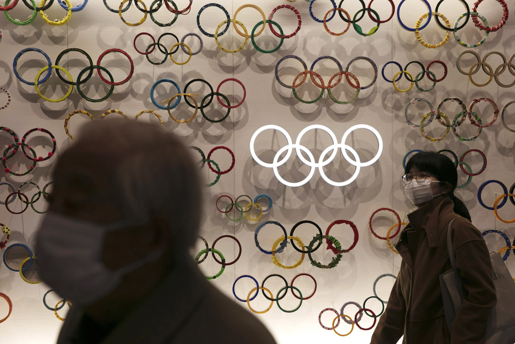 Un par de personas con cubrebocas visitan el recién inaugurado Museo Olímpico de Japón, en Tokio. (AP)