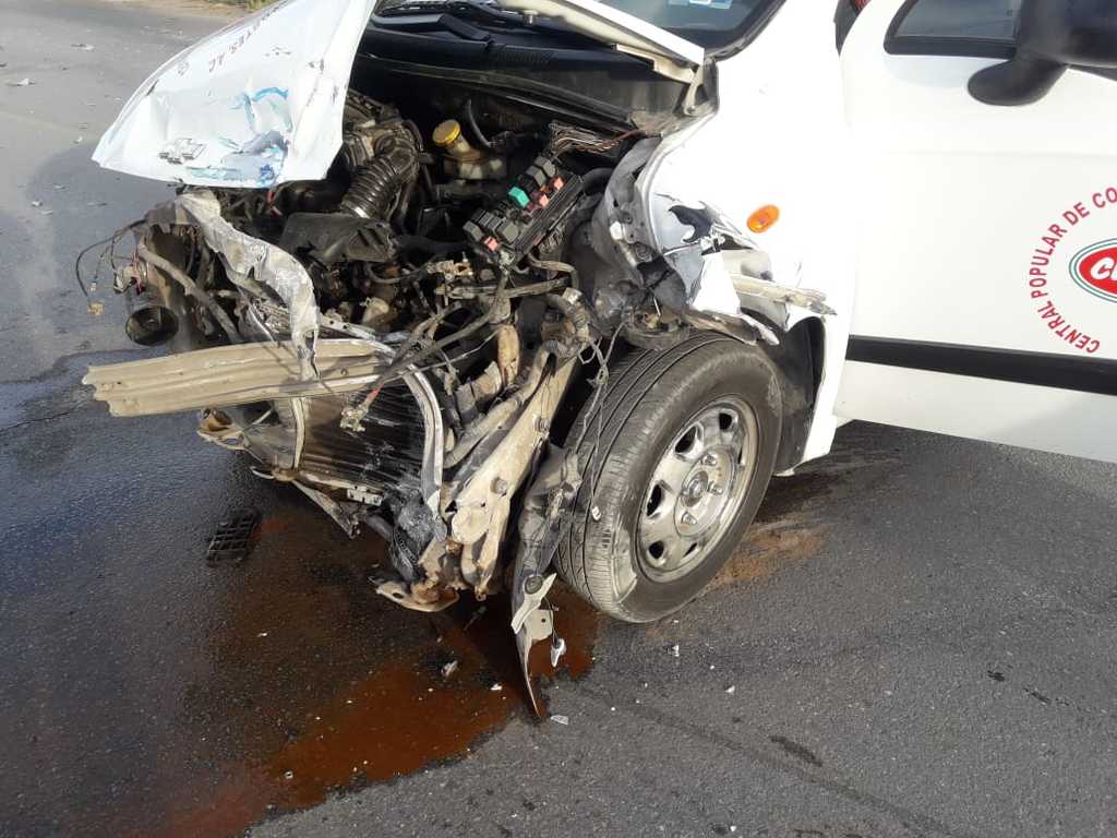 Taxi termina totalmente destrozado; pasajera de 74 años de edad resultó lesionada. (EL SIGLO DE TORREÓN)