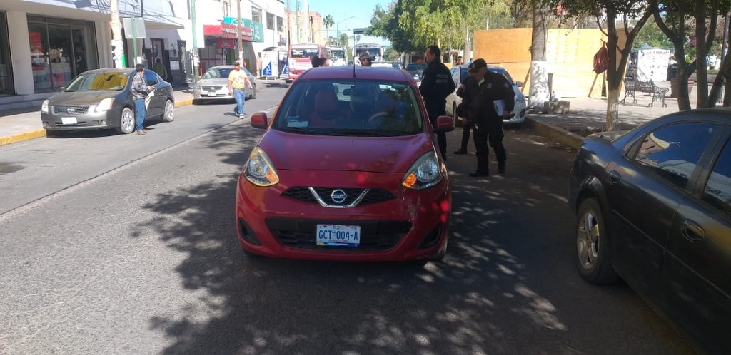 El accidente ocurrió sobre la avenida Hidalgo, frente a la Plaza de Armas de Gómez Palacio. (EL SIGLO DE TORREÓN)