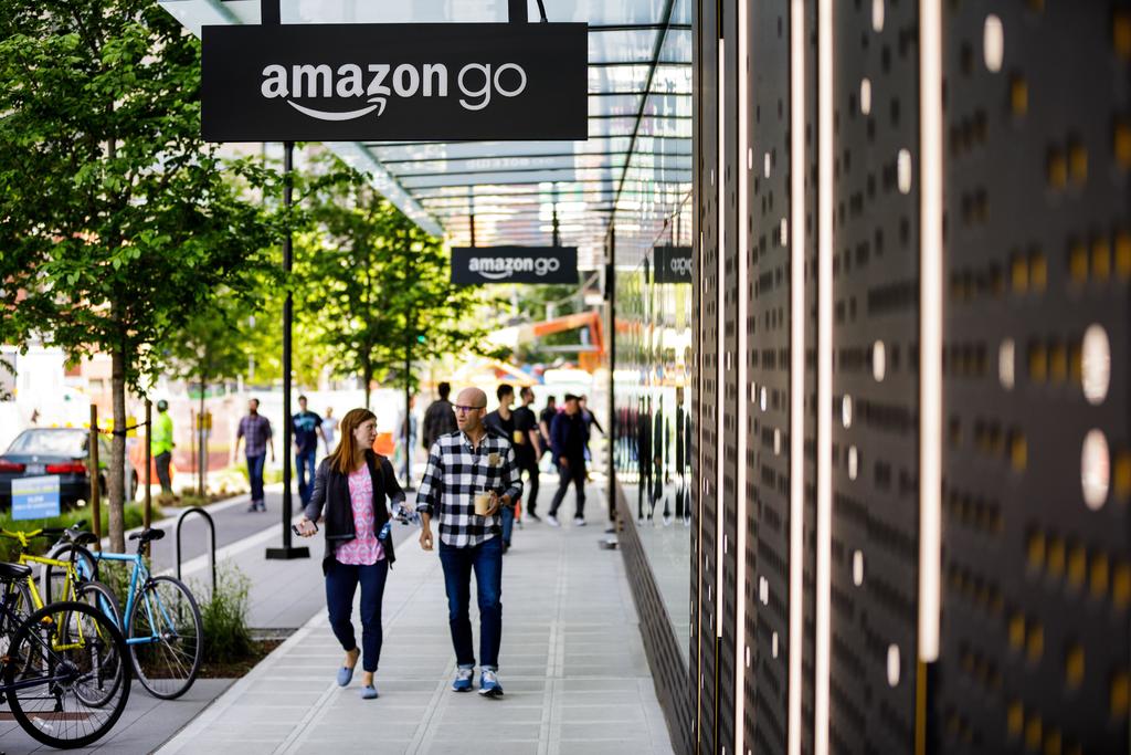 La multinacional del comercio electrónico Amazon abrió en Seattle, en el estado de Washington, su primer supermercado con productos frescos que opera sin cajeros humanos. (ARCHIVO) 