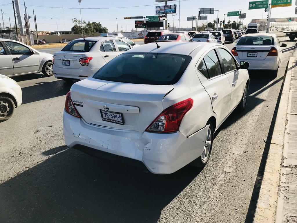 El último accidente ocurrió justo a la entrada del desnivel y se vieron involucrados un Mazda color gris, un Nissan Versa de color blanco y un Chevrolet Aveo. (EL SIGLO DE TORREÓN)