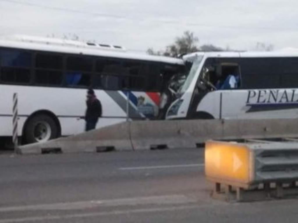 Un accidente entre dos camiones de pasajeros dejó como saldo 18 personas lesionadas la mañana de este miércoles, en el norte del área metropolitana de Monterrey. (ESPECIAL)