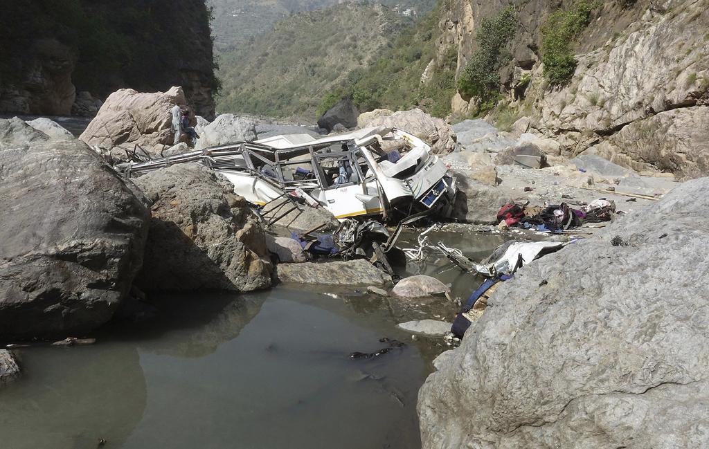 Un autobús que transportaba a invitados a una boda cayó a un río en el oeste de la India el miércoles y al menos 24 personas murieron. (ARCHIVO)