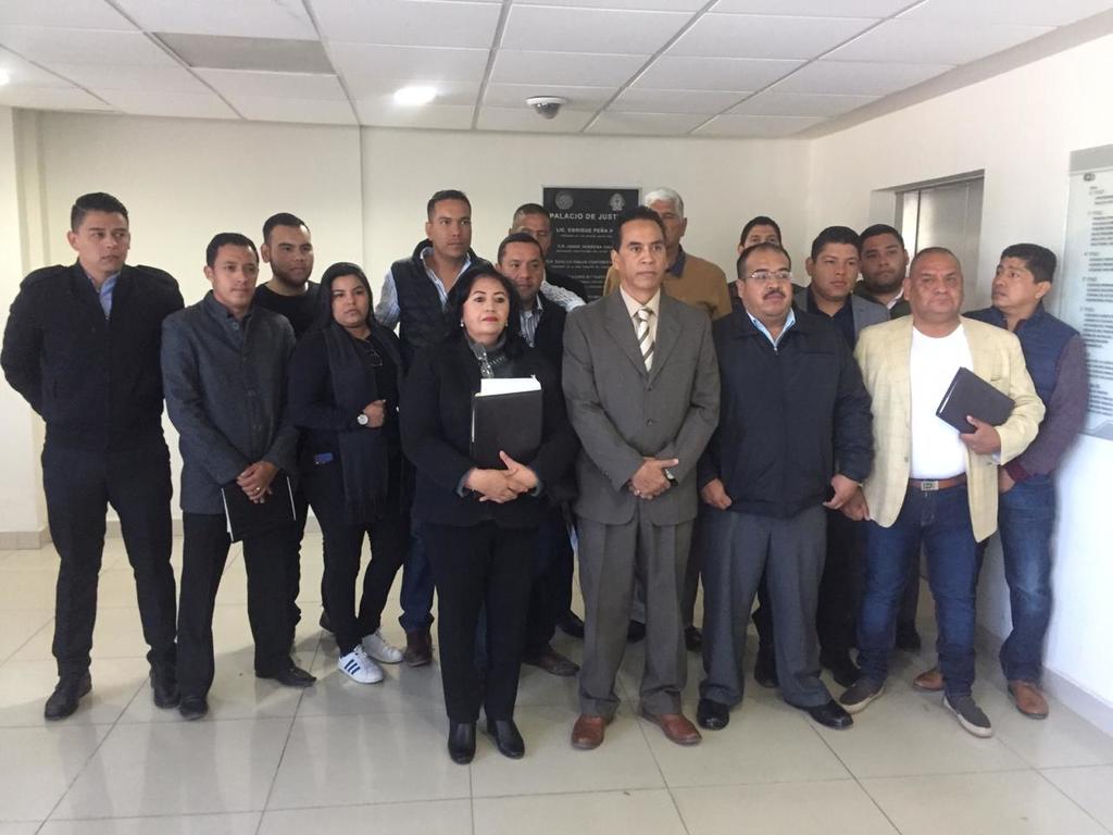 El grupo de abogados de La Laguna protestó de forma pacífica al interior del Palacio de Justicia del municipio de Gómez Palacio. (EL SIGLO DE TORREÓN/ANGÉLICA SANDOVAL) 