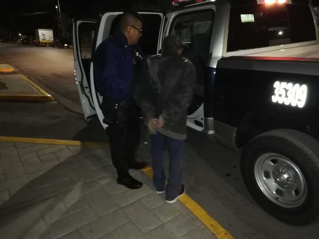 Detienen a presunto ladrón en el Centro de Torreón; llevaba 10 mil pesos en mercancía. (EL SIGLO DE TORREÓN)