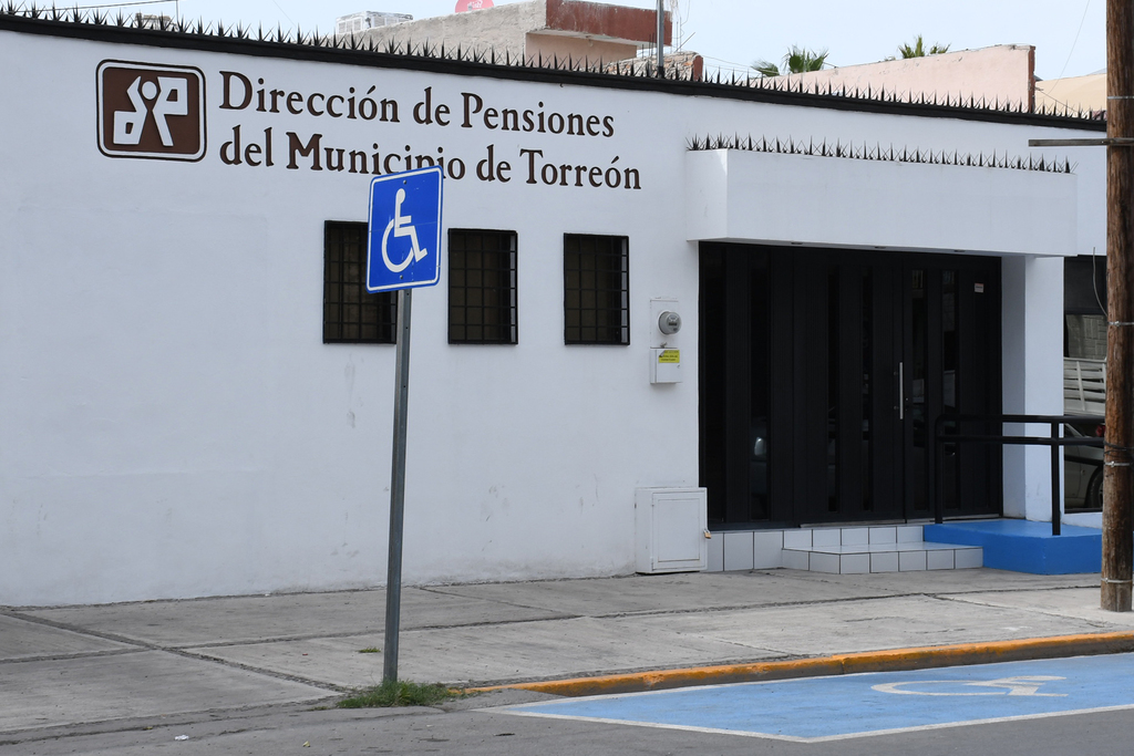 El alcalde de Torreón, Jorge Zermeño, propuso a Cintia Romero Díaz para ser la titular en la Dirección de Pensiones del Municipio. (EL SIGLO DE TORREÓN)