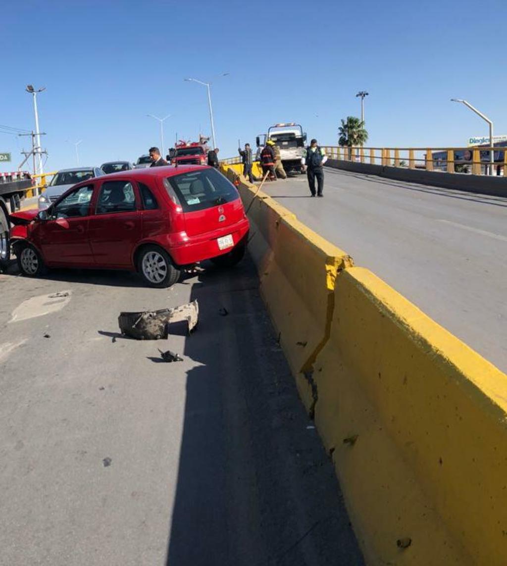 Conductor se impacta contra muretes del puente Diana Laura de Torreón; no se reportaron heridos. (EL SIGLO DE TORREÓN)