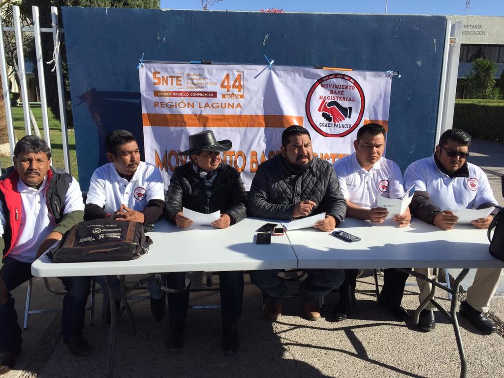 Ayer los integrantes de la sección 44 del SNTE realizaron una rueda de prensa al exterior de las instalaciones de la Subsecretaría de Educación en la Comarca Lagunera de Durango. (EL SIGLO DE TORREÓN/ANGÉLICA SANDOVAL)