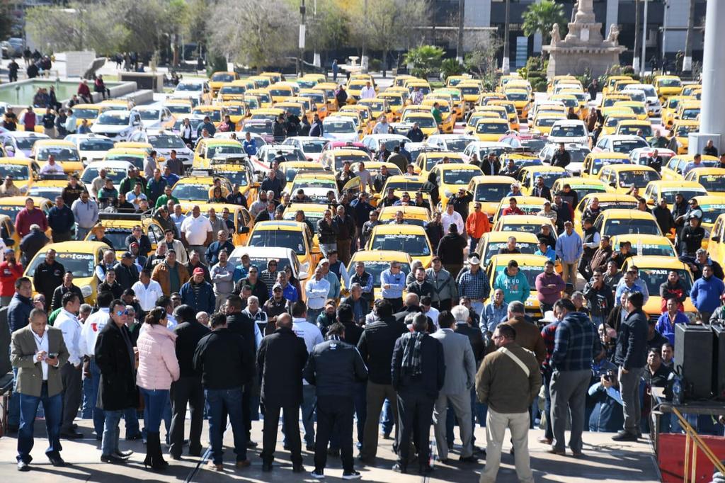 Los manifestantes montaron para esta ocasión un escenario, colocaron sombras y lonas en toda la Plaza Mayor, reclamaron que existen ya en Torreón unas 2 mil personas ofreciendo transporte público de forma irregular. (FERNANDO COMPEÁN)